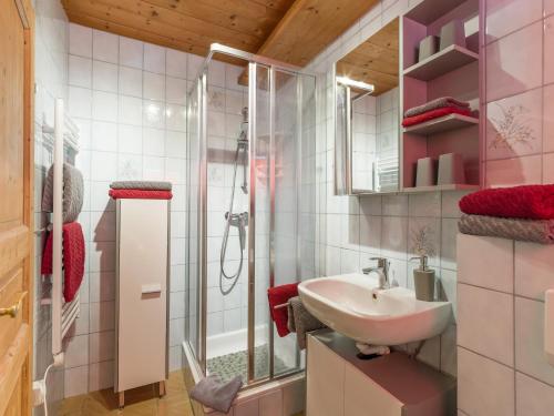 蒂罗尔州圣约翰Sunnseit Lodge - Kitzbüheler Alpen的一间带水槽和淋浴的浴室