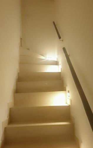 科隆Apartment mit schöner, moderner Einrichtung的楼梯顶部有灯