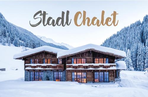 伊施格尔Stadl Chalet Ischgl的雪地小木屋,带单词滑雪小屋