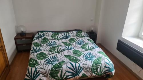 勒邦翁Le bonhomme proche de Kaysersberg et du lac blanc的一间卧室配有一张带绿色和白色毯子的床