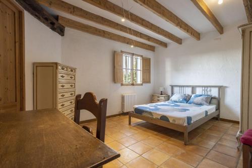 印加Villa Coric的一间卧室配有一张床和一张桌子