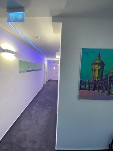 曼海姆Hotel-an-den-Planken的一间空房间,墙上挂着一幅画,走廊上