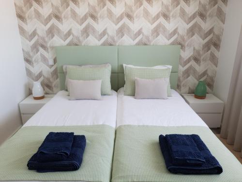 纳扎雷Peter Townhouse的一间卧室配有两张带毛巾的床