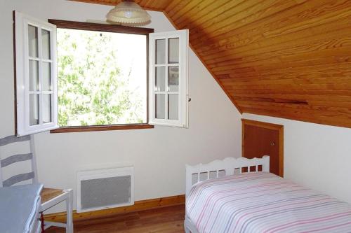 佩内斯坦Beautiful quiet holiday home, close to the beach的一间卧室设有一张床和一个窗口