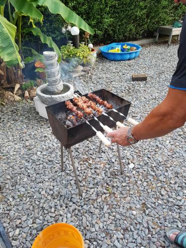 Meißenheimmarielies-urlaubsstube的一个人在烧烤架上烹饪食物