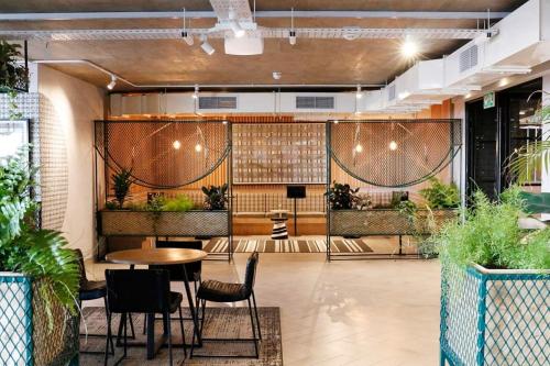 开普敦WEX1 Private Apartments by Perch Stays的一间设有桌椅和植物的餐厅