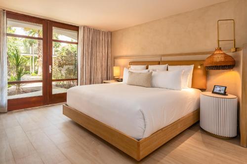 威廉斯塔德Zoetry Curacao的一间卧室设有一张大床和一个大窗户