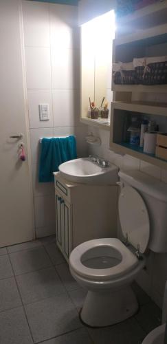 圣卡洛斯-德巴里洛切Habitación en casa的浴室配有白色卫生间和盥洗盆。