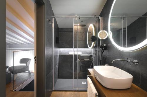MouraSuites Hotel的一间浴室