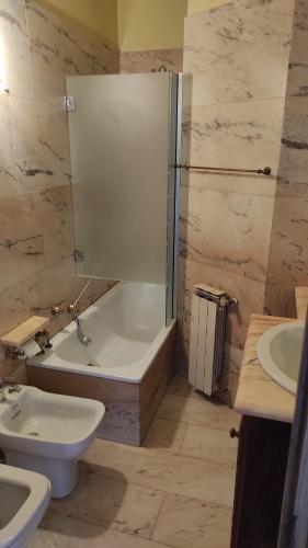 维亚雷焦Sea Breeze的带浴缸、卫生间和盥洗盆的浴室