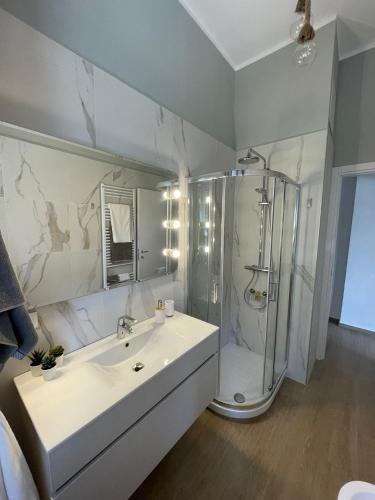 基亚瓦里Casetta di Mari, CinqueTerreCoast的带淋浴和盥洗盆的白色浴室