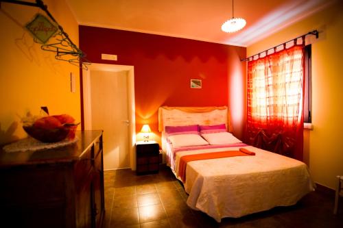 SupersanoB&B Kilometrozero的一间卧室设有一张床和红色的墙壁