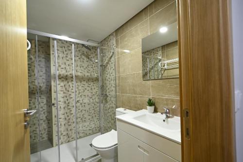 拉梅戈O Visconde - Alojamento local的浴室配有卫生间、盥洗盆和淋浴。