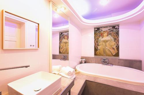 捷克克鲁姆洛夫Wellness Pension Ametyst的白色的浴室设有浴缸和水槽。