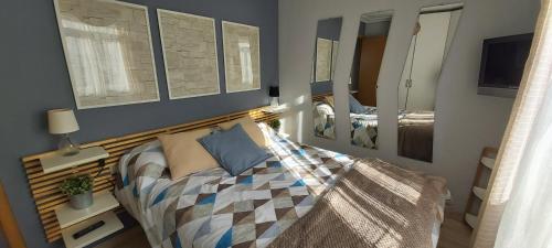 拉科鲁尼亚Mi casita的一间卧室配有一张带木制床头板的床