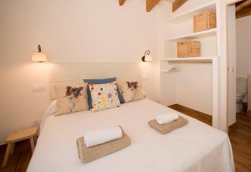 卡拉恩·布拉內斯Villas Sa Ferradura的卧室配有白色的床和2个枕头