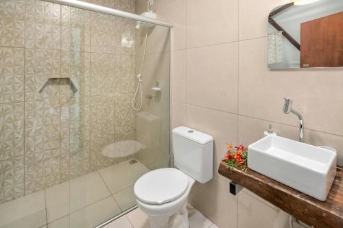 德尔菲诺波利斯Glamping Serra da Canastra - Casinha de Hortelã - Domo Embaúba的浴室配有卫生间、盥洗盆和淋浴。