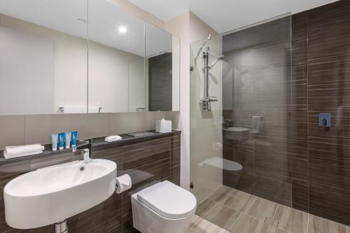 悉尼马斯克特中心美利通公寓式酒店的一间带水槽、卫生间和淋浴的浴室