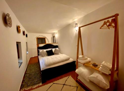 得土安Riad & Café culturel BAB EL FAN的小房间设有床和镜子