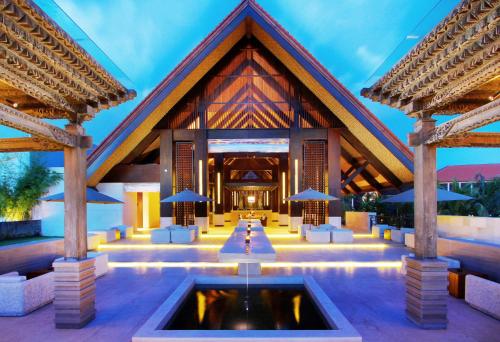 沙努尔InterContinental Bali Sanur Resort, an IHG Hotel的享有带游泳池的度假村外部景致