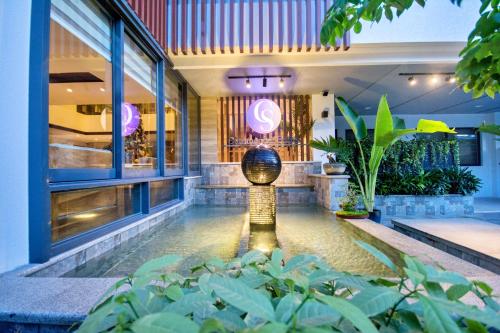 Commander Suites de Boracay内部或周边的泳池