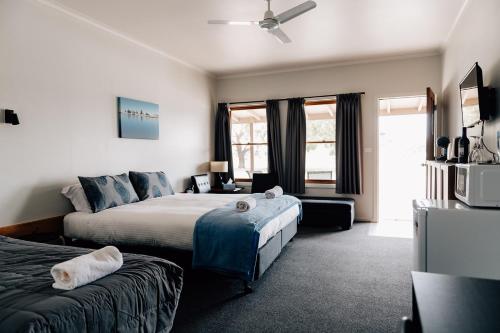 艾伯特港阿尔伯特港汽车旅馆的酒店客房设有两张床和窗户。