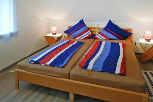 BleckmarHoliday Apartment An der Meiße, Bergen的一张床上有两个枕头的房间