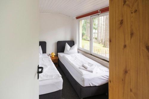 帕尔希姆Cottage, Parchim的带窗户的客房内的两张床