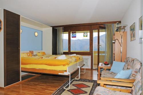 贝特默阿尔卑阿尔盆豪斯贝特默拉尔普酒店的一间卧室设有一张床和一个大窗户