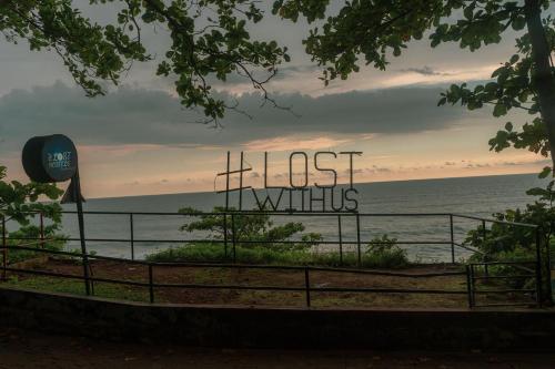 瓦尔卡拉The Lost Hostel, Varkala - Helipad的海洋前读最后祝愿的标志