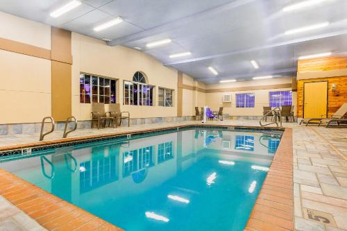 德梅因得梅因机场阿美瑞辛套房酒店酒店 的在酒店房间的一个大型游泳池