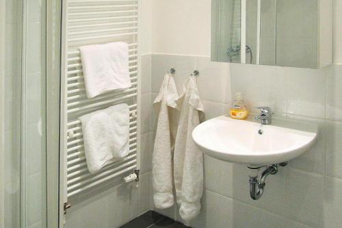GarzMansion in Garz with garden的白色的浴室设有水槽和镜子