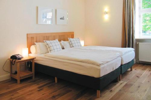 GarzMansion in Garz with garden的一间卧室配有一张大床和木制床头板