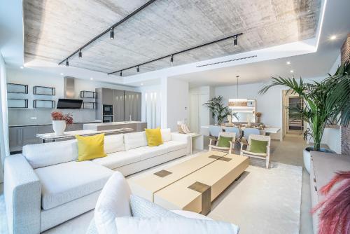 马贝拉Casona Seis Lunas Apartment的客厅配有白色的沙发和木桌