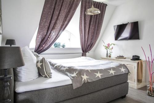 富伦多夫Holiday house, Fuhlendorf的一间卧室设有一张床和一个窗口