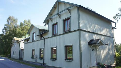 GösundaSweden Slow Living的街道边的白色建筑,设有窗户