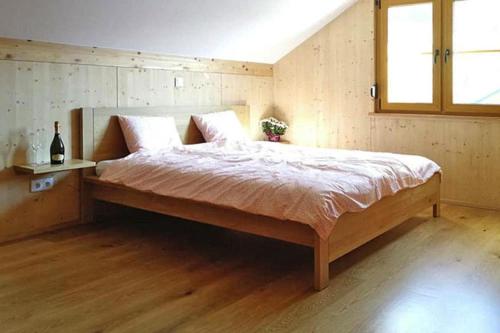 LichtersbergHoliday resort Altaussee, Lichtersberg的一间卧室设有一张大床和窗户
