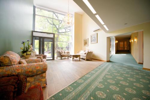 拉克韦雷特里萨别墅酒店​​的客厅配有两张沙发和地毯。
