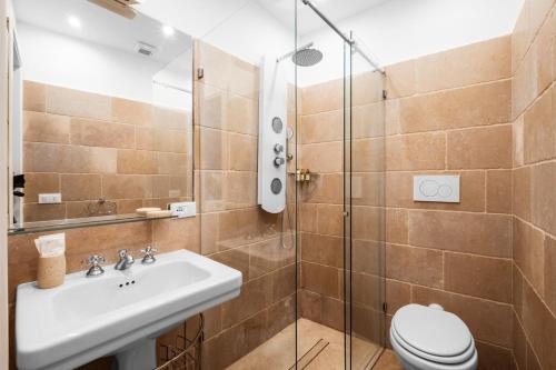 波西塔诺Casa Malu的带淋浴、盥洗盆和卫生间的浴室