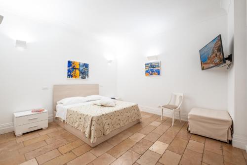 波西塔诺Casa Malu的白色卧室配有床和椅子