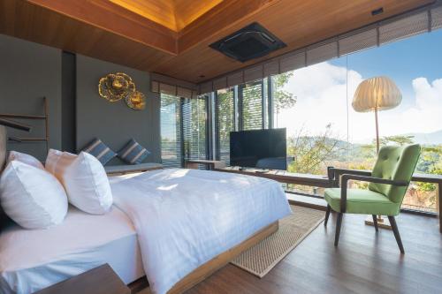 拉扬海滩度AKRA Collection Layan的卧室配有一张白色大床和电视。