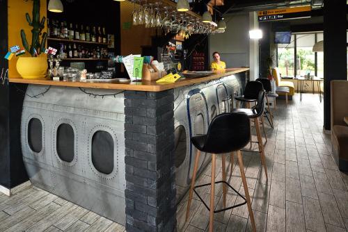 YurovYellow Plane的砖砌柜台餐厅内的酒吧