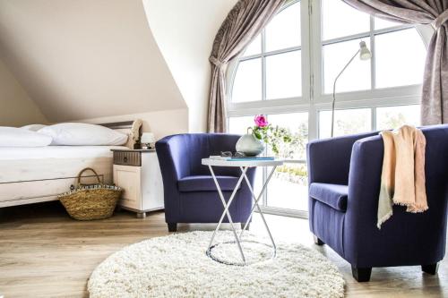 富伦多夫Holiday house, Fuhlendorf的一间卧室配有2把蓝色椅子和1张床