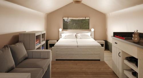 GoebelsmuhleFellow Du Nord的一间带床和沙发的小卧室