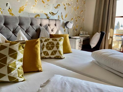 滨湖费尔德林登霍夫酒店的一间卧室配有一张带黄色枕头的大床