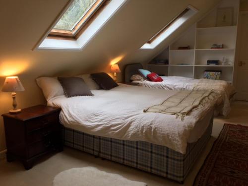 安德沃Chalkcroft lodge的一间卧室设有一张大床和窗户