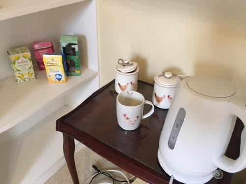 安德沃Chalkcroft lodge的桌子,带两个咖啡杯和搅拌机