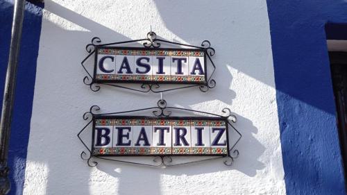 EsteponaCasita Beatriz - by Casa del Patio的书写着casita bella的建筑的一侧的标志