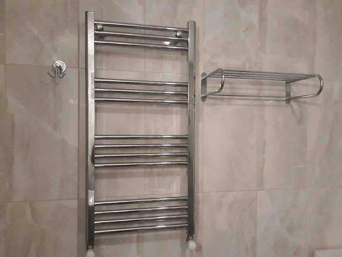 ÇekirgeViP Apartments的浴室内金属毛巾架