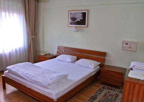 ÇekirgeViP Apartments的一间卧室配有一张带白色床单的大床